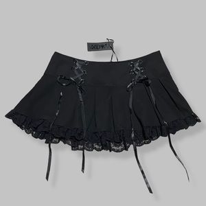 BLACK LACE-UP PLEATED SKIRT